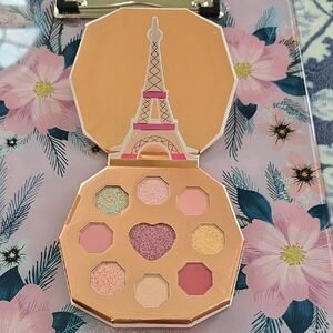 Essence X Emily in Paris "#MeetMeAtTheEiffelTower" Eyeshadow Palette